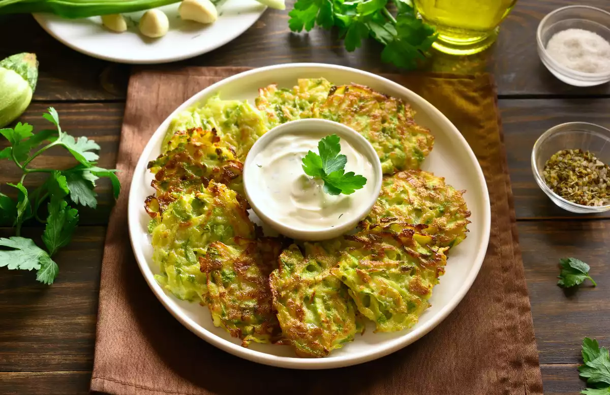 Zucchini-Puffer mit Feta-Creme