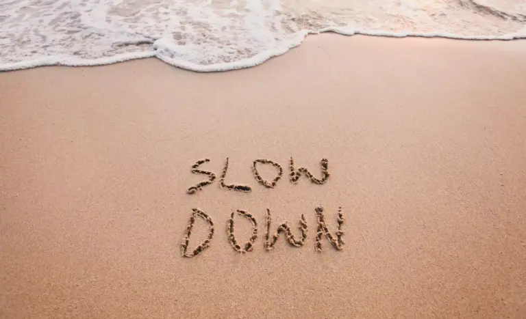 Slow Living, Strand mit Buchstaben im Sand
