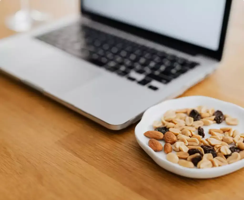 Laptop mit brainfood, Ernährung fürs Gehirn