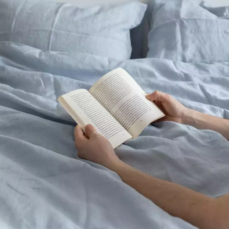 Lernen im Schlaf, Buch im Bett