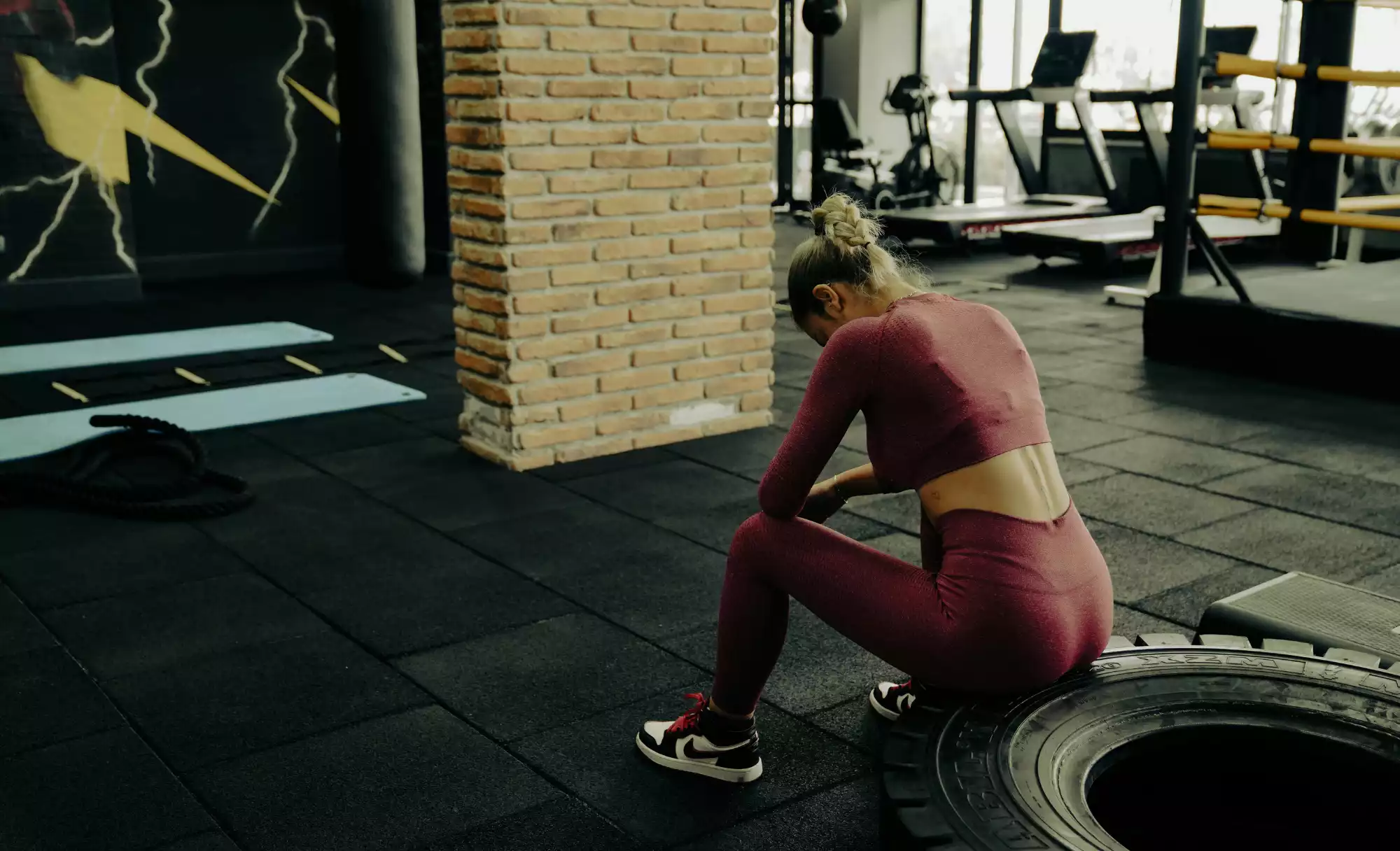 Neustart Trainingspause, Frau im Fitnessstudio