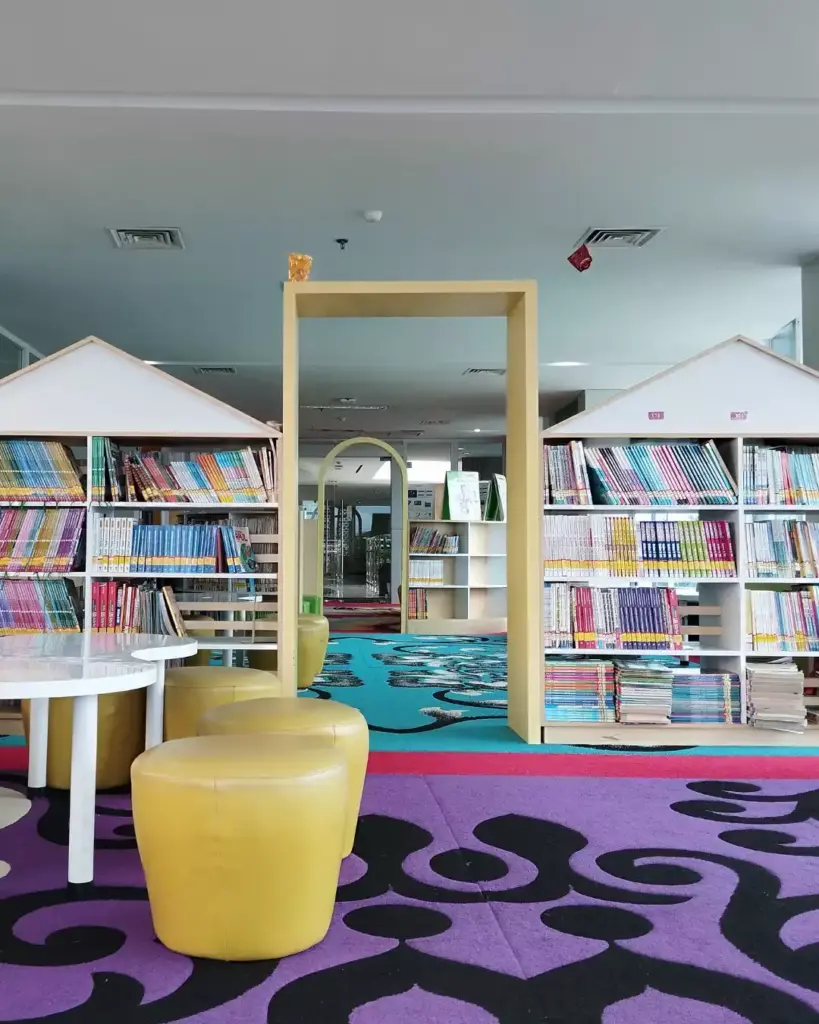 Neugier und Lernen, Finnische Bibliothek Vasa in einer Schule